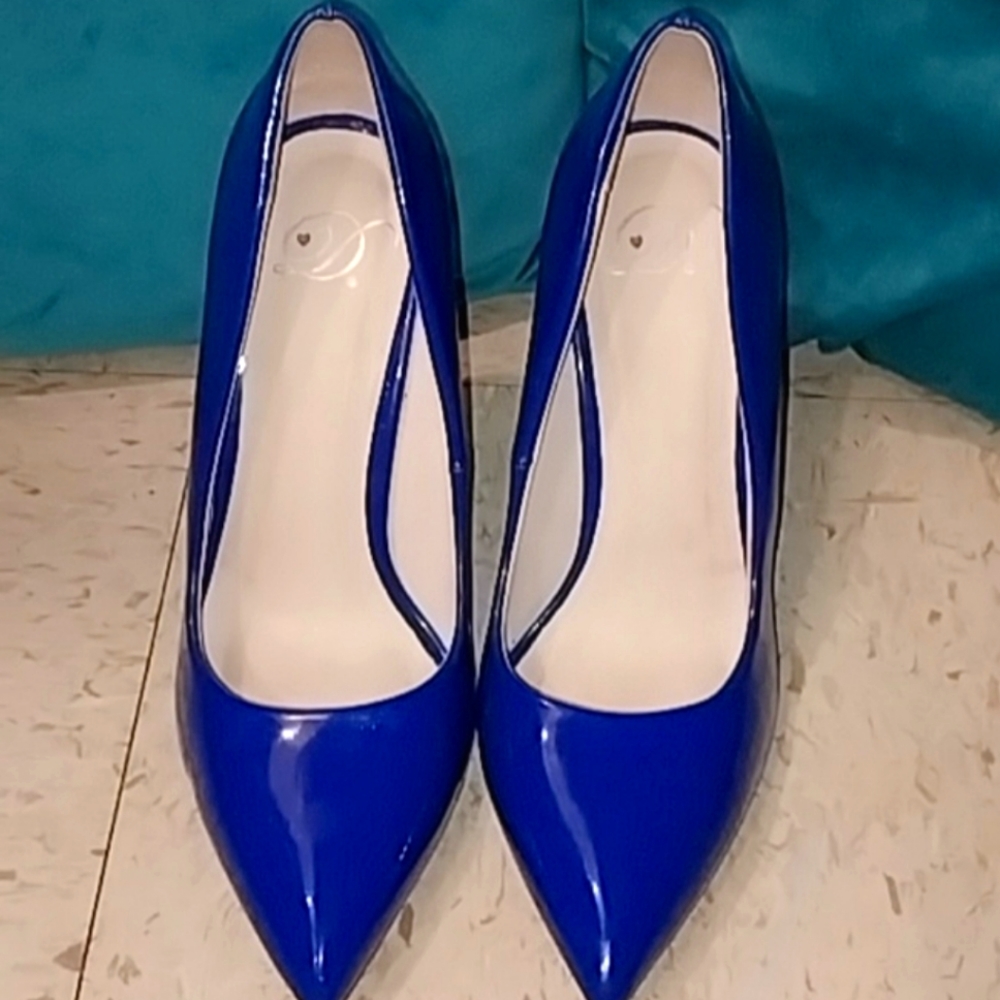 🤩 Pretty Blue Heels